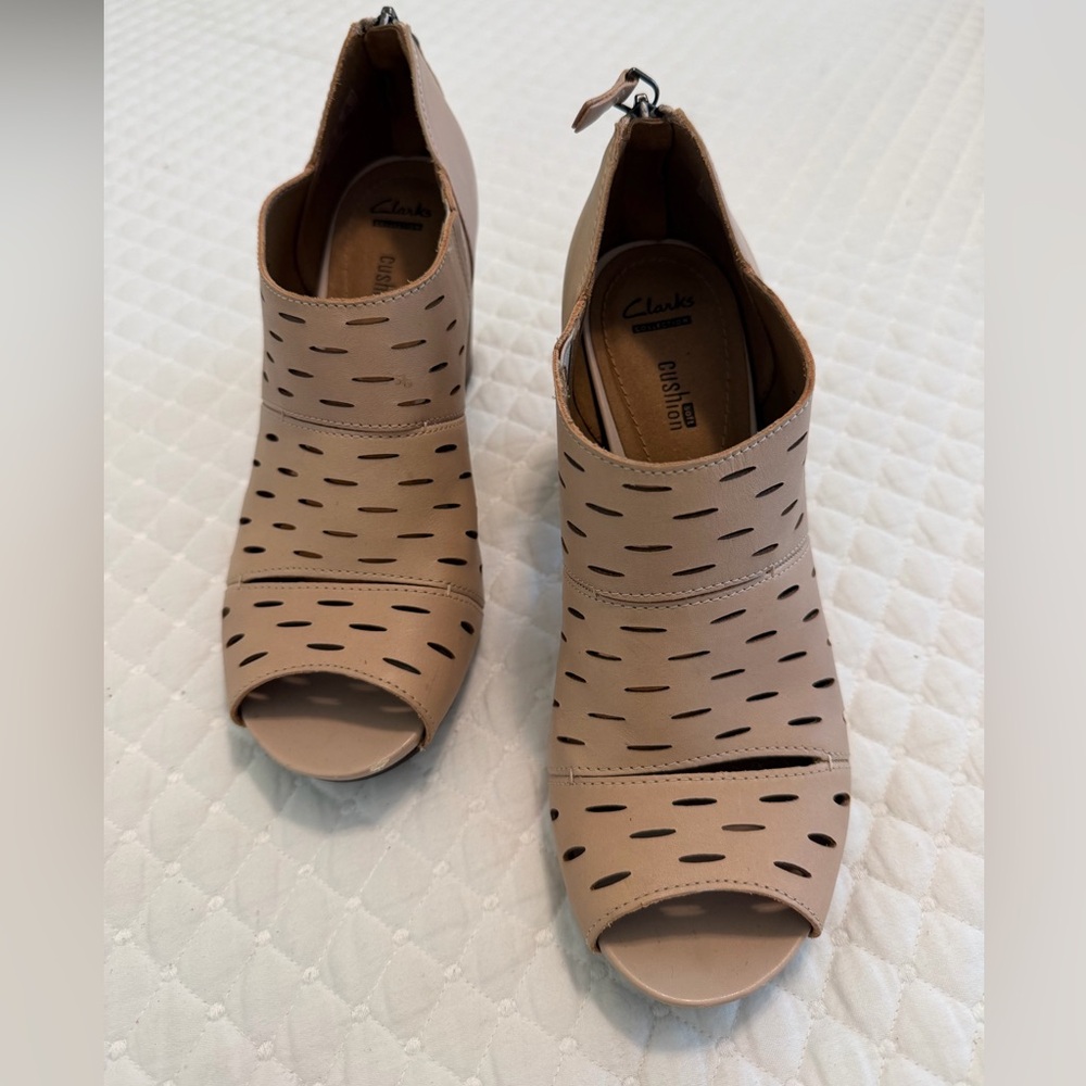 Clarks Women's Tan Perforated Peep-Toe Booties, size 8 Medium